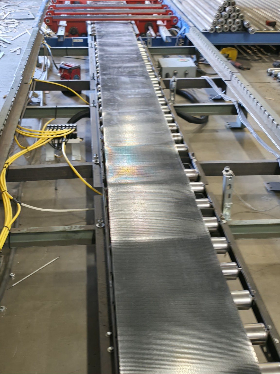Industrial belt conveyor installation